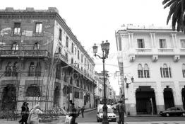 Image du Maroc Professionnelle de  Face au marché central de Casablanca deux construction aux styles presque identique à gauche ce qui reste en suspens la façade de l'hôtel Lincoln (immeuble Bossonneau) un des premiers bâtiment de 4 niveaux du boulevard de la gare (actuel boulevard Mohammed V) est abandonné aux intempéries depuis plusieurs années, un échafaudage est en cours d'installation contre la façade. Petit à petit L’hôtel Lincoln quitte ce monde. Construit par des matériaux poreux et sans étanchéité au début du 20e siècle. Déjà en 1989 suite aux accidents qui ont causé des morts et plusieurs blessés, le bâtiment a été vidé avec cessation de toute activités des commerces et cafés. Dimanche 11 Février 2007. (Photo / Abdeljalil Bounhar) 